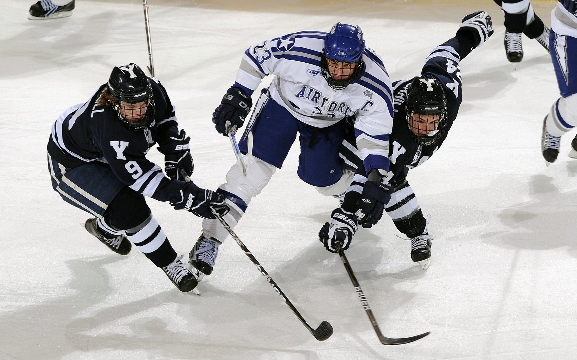 皇马快攻反击屡屡得手，胜局逐步扩大，皇马边路快马
